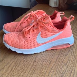 Gently used Nike shoes (5 youth or 5.5 women)